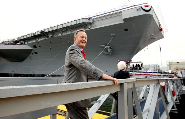ჯორჯ ბუში-უფროსი ავიამზიდის ნათლობის ცერემონიაზე, რომელსაც სახელად, მის საპატივცემულოდ, USS George H.W. Bush-ი ეწოდა  - Sputnik საქართველო