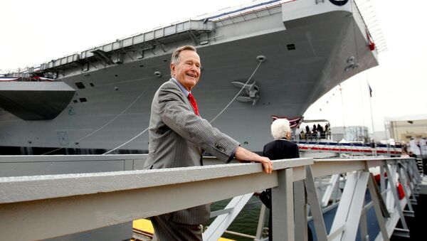 Бывший президент Джордж Буш-старший на церемонии крещения авианосца USS George H.W. Bush, названного в его честь - Sputnik Грузия