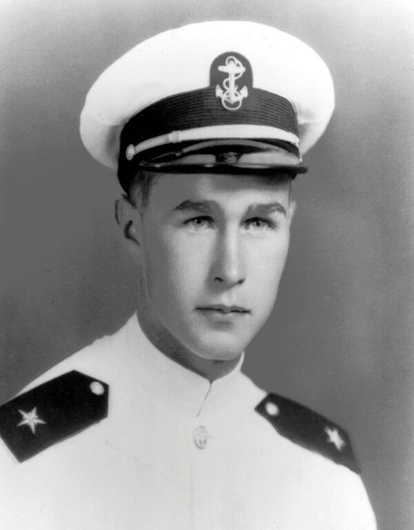 Джордж Буш был последним представителем поколения ветеранов Второй Мировой войны в Белом доме. В возрасте 17 лет, Буш отложил поступление в колледж и стал самым молодым лётчиком ВМС США - Sputnik Грузия