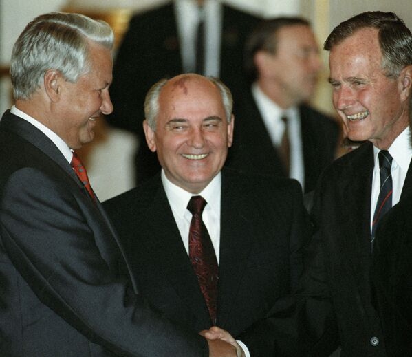 В 1992 году Борис Ельцин и Джордж Буш подписали совместную российско-американскую декларацию об окончании холодной войны - Sputnik Грузия