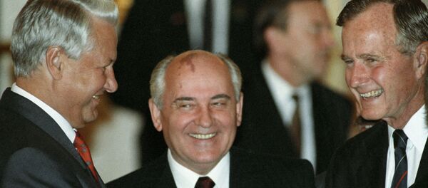 ბორის ელცინი, მიხეილ გორბაჩოვი და ჯორჯ ბუში ბორის ელცინი, მიხეილ გორბაჩოვი და ჯორჯ ბუში - Sputnik საქართველო