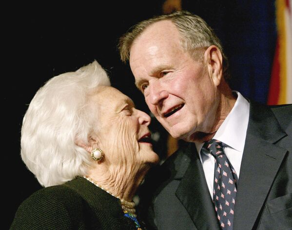 Со своей супругой  Барбарой, Буш прожил 73 года - Sputnik Грузия