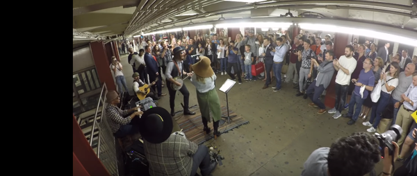 გადაცმული კრისტინა აგილერა და ჯიმი ფელონი ნიუ-იორკის მეტროში გადაცმული კრისტინა აგილერა და ჯიმი ფელონი ნიუ-იორკის მეტროში - Sputnik საქართველო