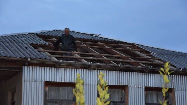 Ветер повредил крышу дома на западе Грузии  - Sputnik Грузия