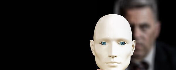 მამაკაცი ხელში ნიღბით მამაკაცი ხელში ნიღბით - Sputnik საქართველო