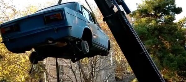 Конец эпохи - Жигули сняли с балкона жилого корпуса в столице Грузии - Sputnik Грузия