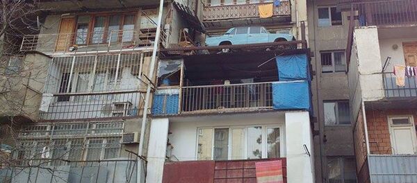 რეზო ენუქიძის ავტომობილი აივანზე დიღომში - Sputnik საქართველო