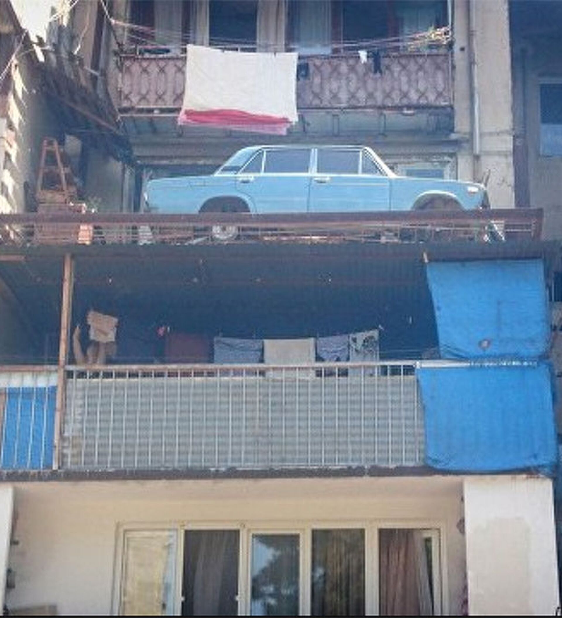 Хаты 2022. Автомобиль на балконе. Балконы Тбилиси. Тбилисские балконы. Машина на балконе в Тбилиси.