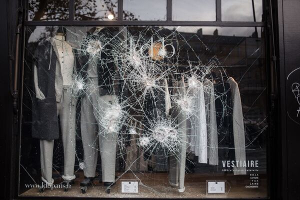 Разбитая витрина магазина в центре Парижа. В ходе акции протеста желтых жилетов в Париже задержаны более 260 человек - Sputnik Грузия