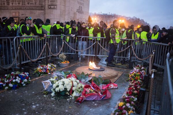 В ходе акции участники протестов Желтые жилеты ворвались в музейные помещения Триумфальной арки в Париже и испортили несколько экспонатов - Sputnik Грузия