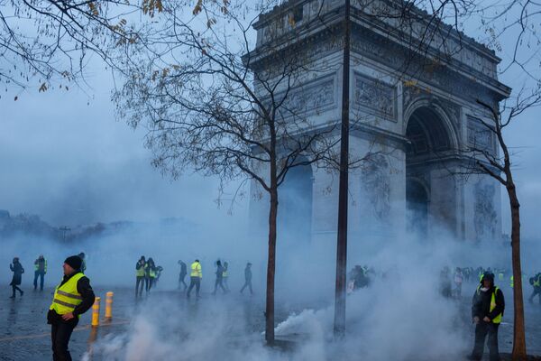 Такие беспорядки устроили в центре Парижа участники протестной акции движения автомобилистов Желтые жилеты  - Sputnik Грузия