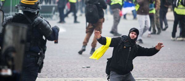 Сотрудник правоохранительных органов и активист во время протестной акции движения автомобилистов желтые жилеты, выступавшего с требованием снижения налогов на топливо, в районе Триумфальной арки в Париже - Sputnik Грузия