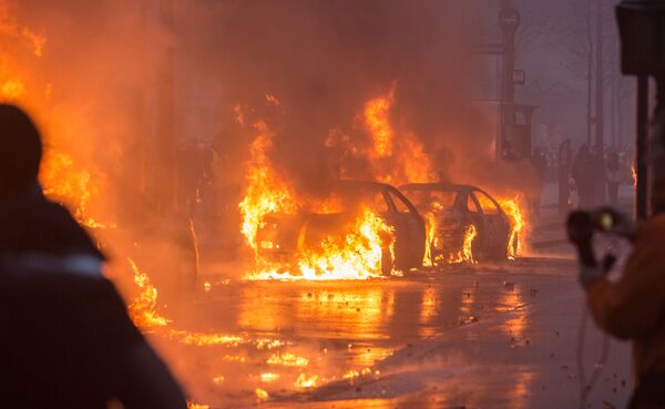 Автомобили, которые подожгли в ходе беспорядков участники акции движения автомобилистов Желтые жилеты - Sputnik Грузия