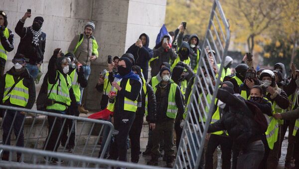 Участники протестной акции движения автомобилистов желтые жилеты, выступавшего с требованием снижения налогов на топливо, в районе Триумфальной арки в Париже - Sputnik Грузия
