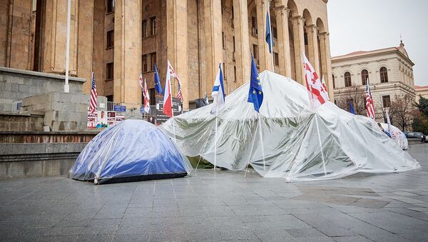 Палатки участников акции в поддержку Саралидзе и Мачаликашвили - Sputnik Грузия
