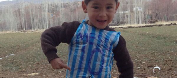 Мальчик и Месси - что произошло с подарками знаменитого футболиста - Sputnik Грузия