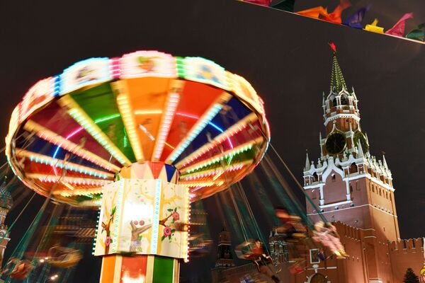 Красная площадь традиционно стала главной ярмарочной площадкой в Москве, где любой желающий может приобрести рождественские подарки для себя и своих близких - Sputnik Грузия
