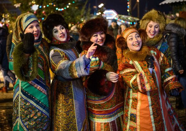 На рождественской ярмарке в Москве можно будет увидеть, как артисты в традиционных костюмах развлекают зрителей и гостей столицы - Sputnik Грузия