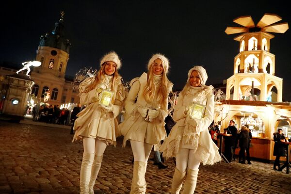 Каждый год 600 тысяч человек окунаются в рождественскую сказку на берлинской площади Жандарменмаркт - Sputnik Грузия