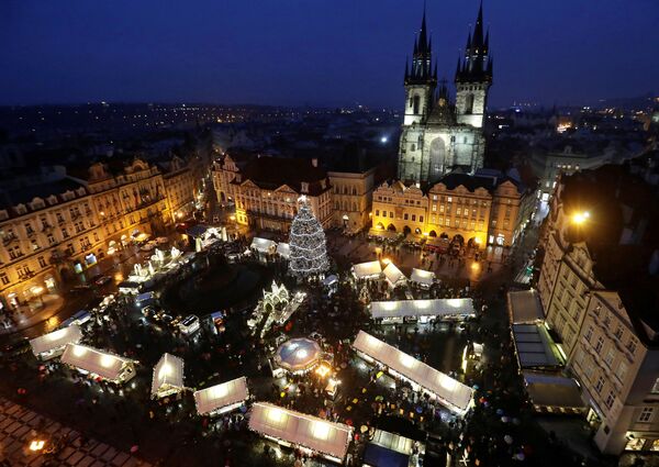 Две самые большие рождественские ярмарки Праги разворачиваются в самом сердце города, на двух центральных площадях столицы Чехии — Староместской и Вацлавской - Sputnik Грузия