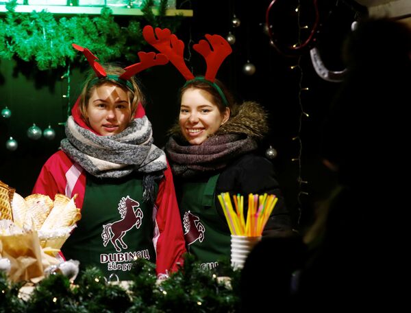 Продавщицы на рождественской ярмарке в Вильнюсе, Литва - Sputnik Грузия
