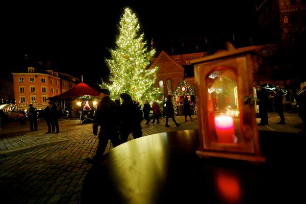 Рождественские ярмарки открываются в Риге уже в начале декабря и закрываются только в середине января. Самая главная расположена на Домской площади - Sputnik Грузия