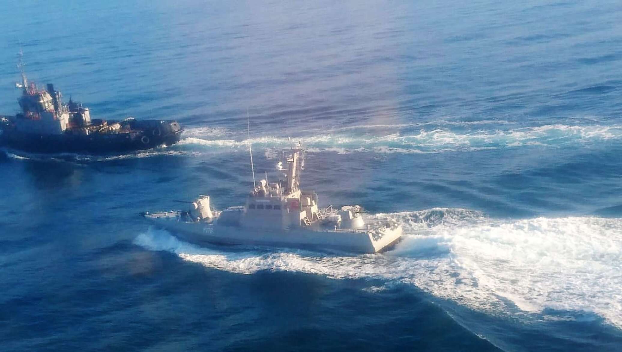 таран корабля в керченском проливе. инцидент в керченском проливе 2018. разлив нефтепродуктов в керченском проливе. танкер на дне в черном море. инцидент в керченском проливе.