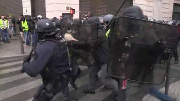 Полиция дубинками разгоняет протестующих в Париже - кадры беспорядков - Sputnik Грузия