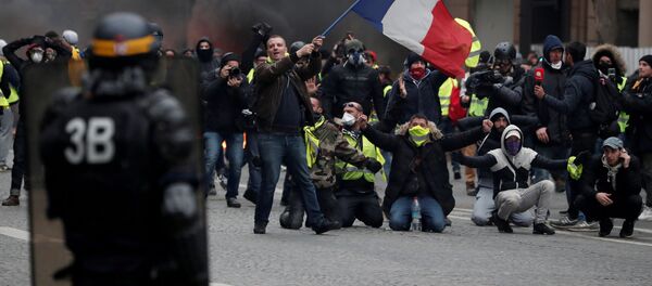 Уличные беспорядки Желтых жилетов в Париже - Sputnik Грузия