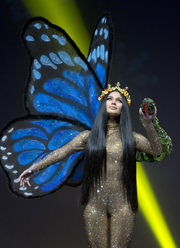 Крылья бабочки и райское яблоко в руках - на сцене девушка из Уругвая - Sputnik Грузия