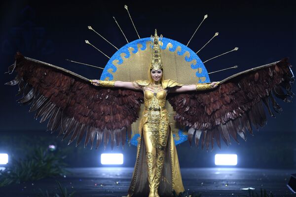 Представительница Казахстана вышла в 30-килограммовом золотом костюме с эффектными крыльями

 - Sputnik Грузия