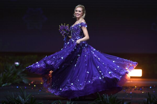 Вечернее платье в лавандовом цвете выбрала для дефиле красавица из Исландии - Sputnik Грузия