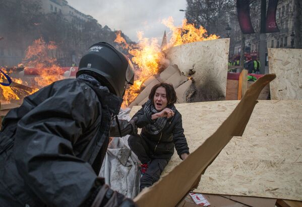 Во время акции протеста против роста цен на бензин желтые жилеты в Париже - Sputnik Грузия