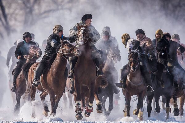 Участники национальной конно-спортивной игры аламан улак на территории поселка Дача СУ под Бишкеком - Sputnik Грузия