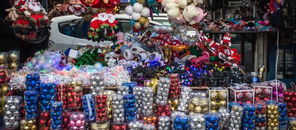 Продажа новогодних украшений на рынке в столице Грузии Продажа новогодних украшений на рынке в столице Грузии - Sputnik Грузия