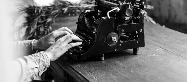 მწერალი საბეჭდ მანქანასთან - Sputnik საქართველო