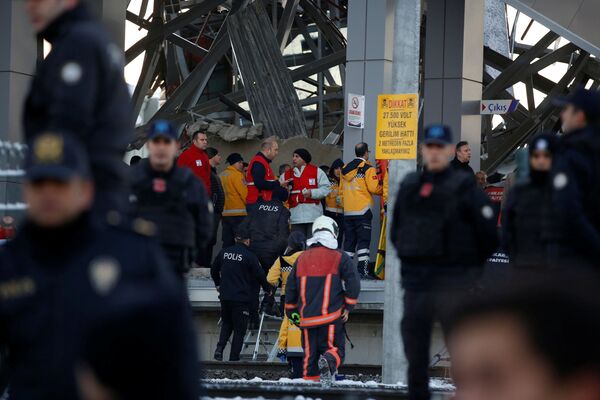 На месте происшествия работают врачи, спасатели и полиция - Sputnik Грузия