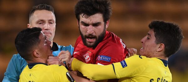 Игрок ФК Вильярреал Пабло Форнальс, игрок ФК Спартак Георгий Джикия и игрок ФК Вильярреал Сантьяго Касерес - Sputnik Грузия