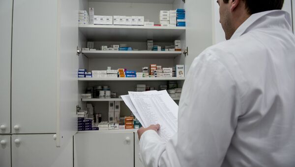Фармацефт проверяет перечень медикаментов в аптеке - Sputnik Грузия