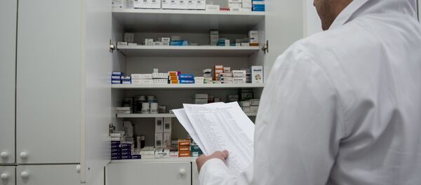 Фармацефт проверяет перечень медикаментов в аптеке - Sputnik Грузия