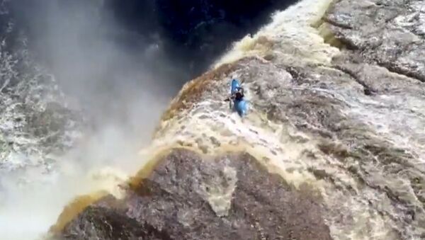 Экстремал на каяке спустился с 32-метрового водопада - Sputnik Грузия
