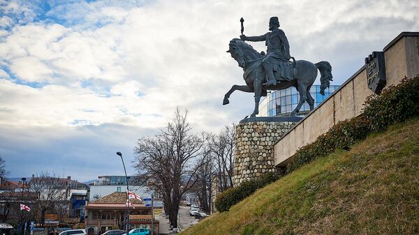 Вид на город Телави - памятник царю Ираклию Второму - Sputnik Грузия