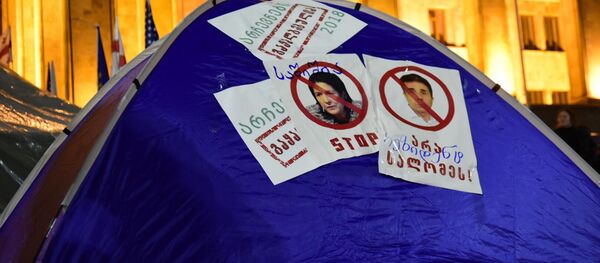 Палатки у здания парламента Грузии в центре Тбилиси  - Sputnik Грузия