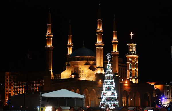 В Бейруте нарядили довольно своеобразную елку. Ее поставили напротив мечети Аль-Амин, и дерево сразу начало вызывать большой интерес как у туристов, так и у местных жителей - Sputnik Грузия
