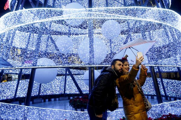 Пара делает селфи во время церемонии освещения Рождественской елки в Афинах - Sputnik Грузия