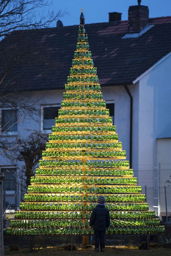 В Нордхайме в Германии установили рождественскую елку, собранную из 1099 винных бутылок.  На необычную елку потратили 7000 евро - Sputnik Грузия