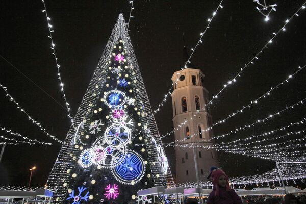 В Вильнюсе принято устанавливать елку примерно за месяц до Рождества. От традиций литовцы не отошли и в этом году. Портал European Best Destinations включил дерево в список лучших рождественских елок Европы - Sputnik Грузия