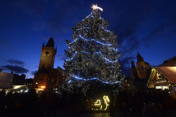 По традиции в конце ноября – начале декабря торжественно зажигают самую главную и красивую елку не только Праги, но и всей Чехии. Елка на Староместской площади украшена гирляндами и многочисленными игрушками - Sputnik Грузия