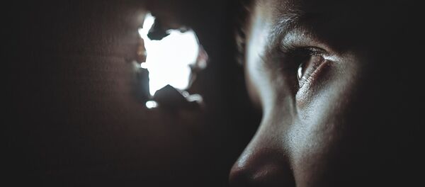 ბავშვი იყურება ტყვიით გახვრეტილ კედელში ბავშვი იყურება ტყვიით გახვრეტილ კედელში - Sputnik საქართველო