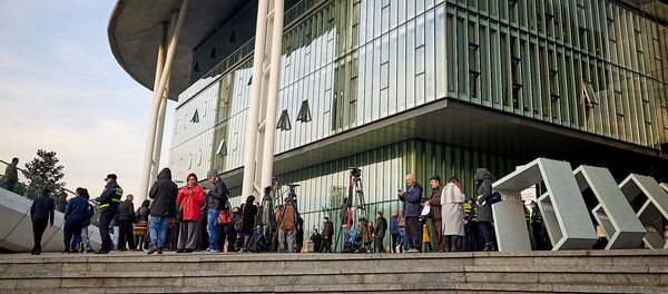 Люди у Дома юстиции - Sputnik Грузия